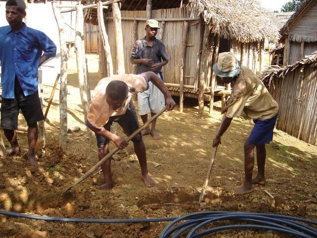Réalisation de la tranchée d'enfouissement d'une canalisation d'eau, par les villageois - Tanambao