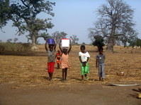 Groupe d'enfants revenant de la corvée d'eau