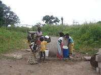 Groupe d'enfants remplissant seaux, marmites à la fontaine