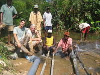 L'équipe en travaux sur les conduites d'adduction d'eau