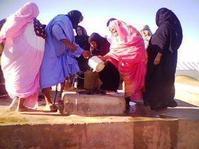 Femmes venant puiser de l'eau au puits (©photo: Hamap)