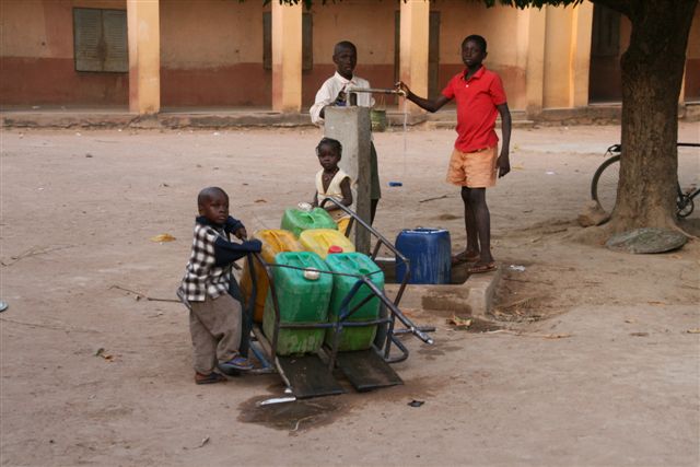 Borne fontaine de l'école2