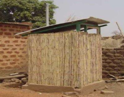 Latrine familiale à armature métallique © SES