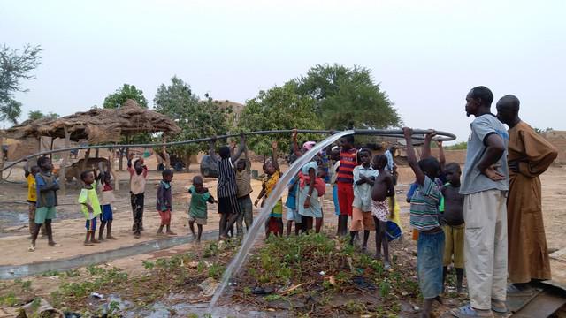 La joie des enfants quand l'eau du forage arrive dans le village- Sanouna 2018 02
