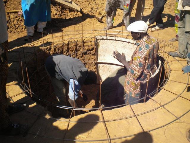 puits busé en construction © Mali Médicaments