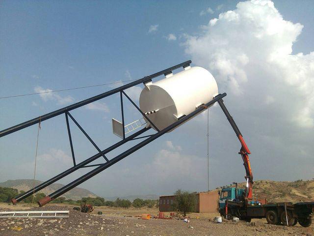 Montage du réservoir à l'aide d'une grue. © Aged2aep