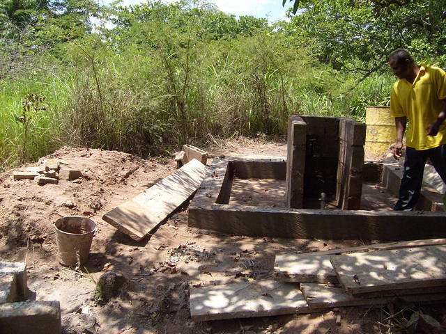 Fontaine en construction à Samogohiri
