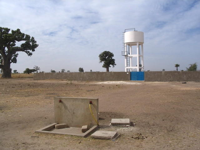 Le château d'eau et le mur de protection. Fontaine au premier plan.