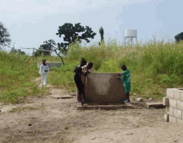 Enfants puisant de l'eau à la fontaine