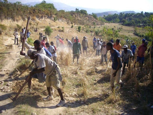 Mobilisation communautaire (fouille et pose des canalisations) © Hamap