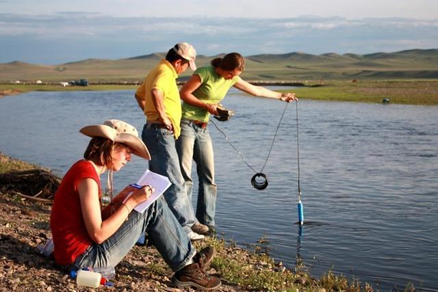 Prélèvement pour analyses physico chimiques des eaux de surface