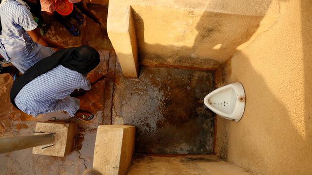 Lavage des latrines © Anyway Audiovisuel