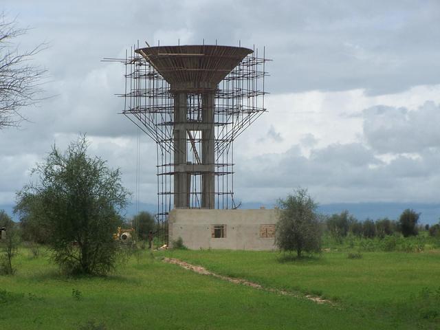 Château d'eau en construction et local du conducteur du forage