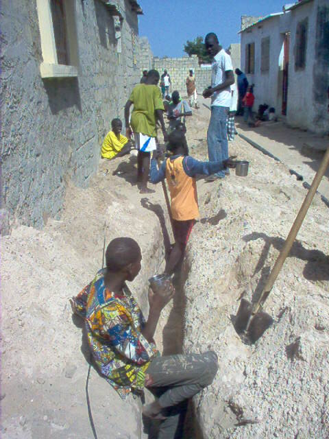 Main d'ouvre assurée par les habitants du quartier Malika-Keur Massar (©photo: Enda)