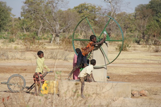 Forage équipé en pompe Volanta © Solidarité Tia