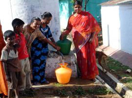 Famille soutirant de l'eau d'un réservoir.