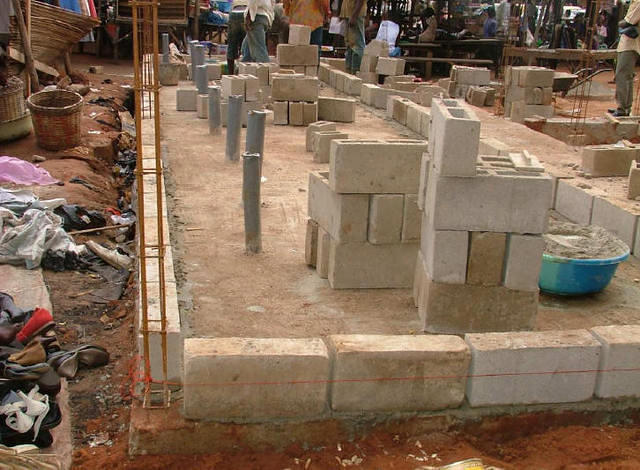 Construction du bloc sanitaire, avec emplacement des 8 latrines - Agoe Marché