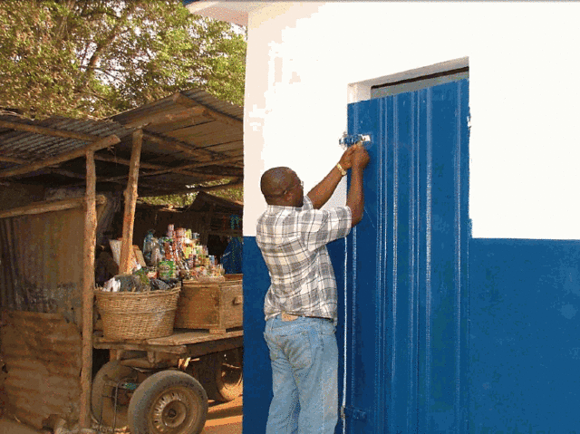 Le gardien ferme consciencieusement la porte de son local.(©photo: ASDVT)