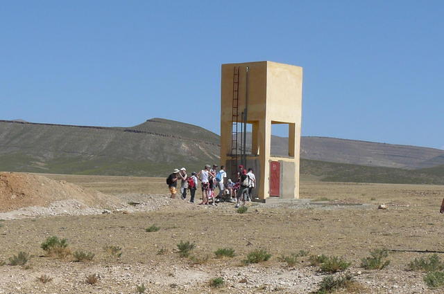 L'équipe sur le site, au pied du château d'eau