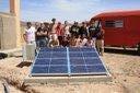 Pose finale devant les panneaux photovoltaïques installés