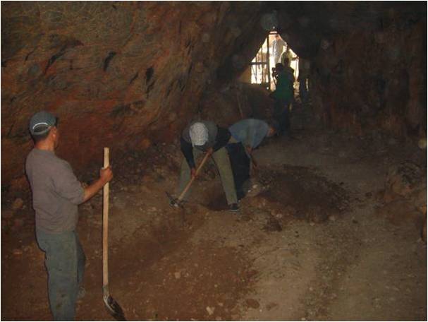 Chantier dans la grotte de Séfrou