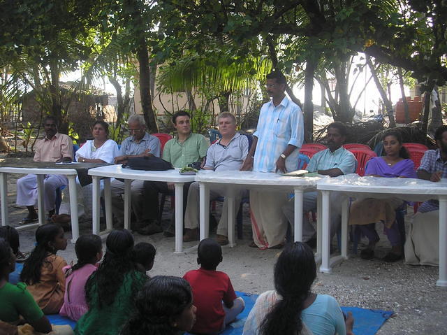 Réunion de concertation, constituée de femmes et d'enfants.