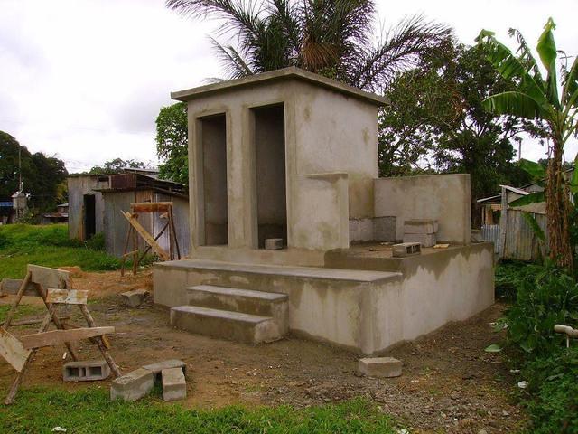 Latrines près du stade