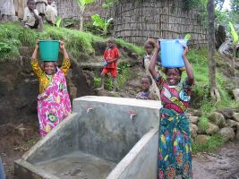 Une fontaine individuelle réalisée par le programme à Koni Djodjo