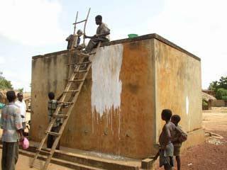 Station de pompage: Rénovation effectuée par les villageois (maçonnerie, peinture, ...).(©photo: ASDVT)