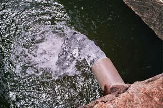 L'eau pompée se déverse dans le bassin.(©photo: ASDVT)