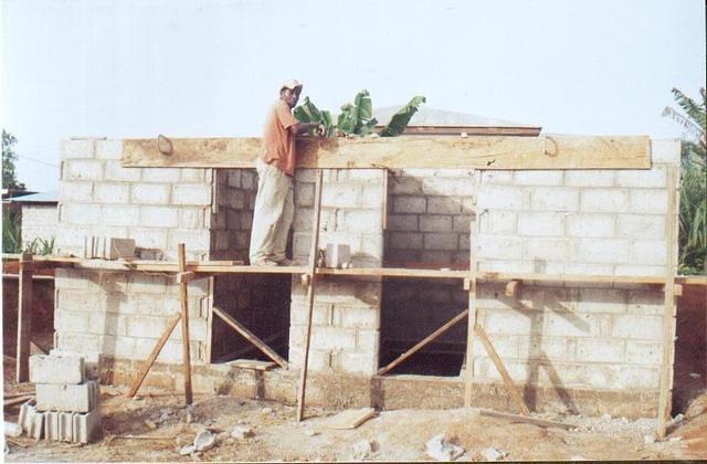 Murs des latrines en cours de construction.