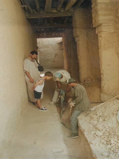 Dans une ruelle d'un des ksars, percement d'une tranchée. 