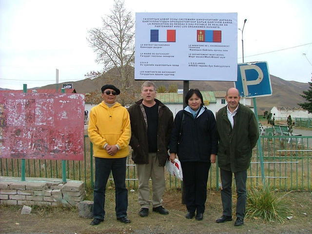 Panneau de chantier et équipe