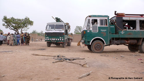 Arrivée des deux camions de l'entreprise de forage.(© M.Guénard)