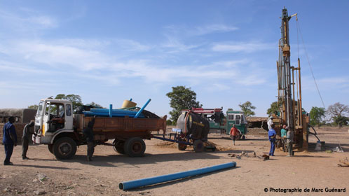 Arrivée du camion chargé de casings pour le tubage du forage, et d'une citerne d'eau pour l'injection de la boue de forage.(© M.