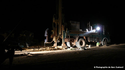 Le forage la nuit, sous l'éclairage des phares.(© M.Guénard)