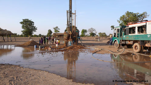 Chantier du forage, inondé par les eaux.(© M.Guénard)