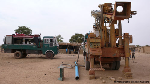 Positionnement et mise en place des camions pour le forage.(© M.Guénard)