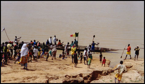 Le village de Garo, au bord du fleuve, et ses pirogues.(© M.Guénard)