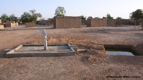 Tôt le matin, la pompe nouvellement installée et son bassin de collecte des eaux.(© M.Guénard)