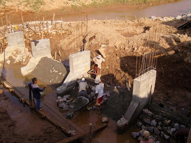 Construction d'un barrage pour l'irrigation à Alakamisy-Fenoarivo