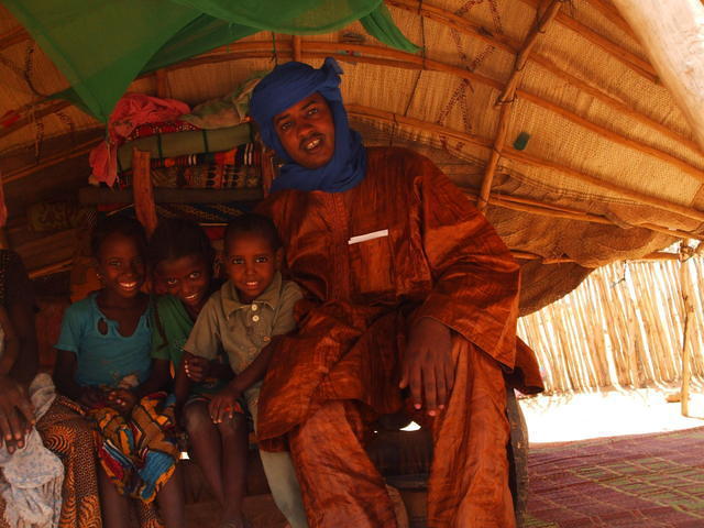 Une famille à l'ombre de la tente