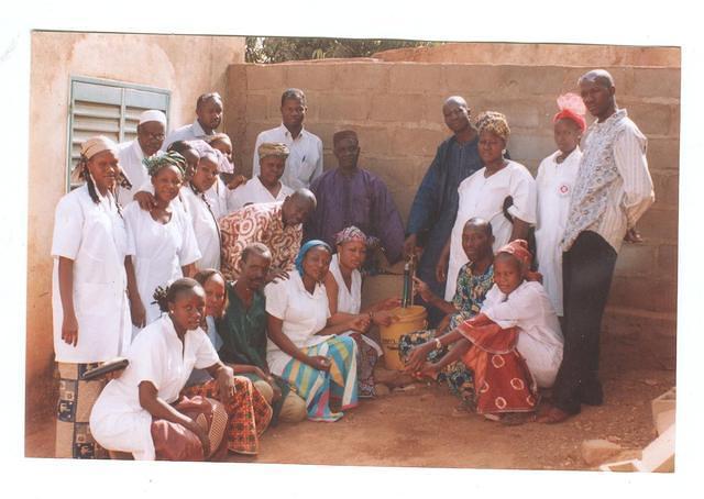 Infirmières assemblées lors de l'arrivée de l'eau au Centre de santé communautaire