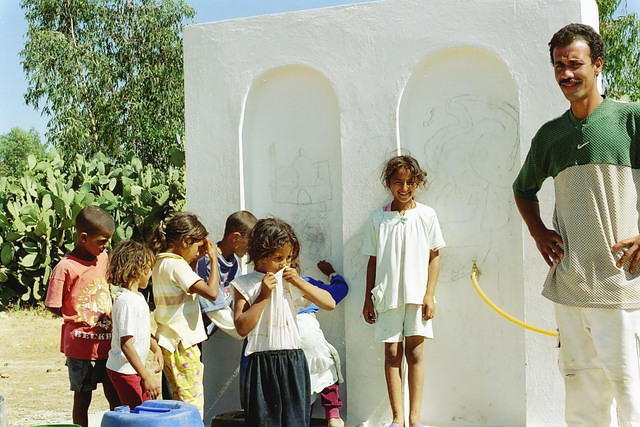 Groupe d'enfants à la borne-fontaine