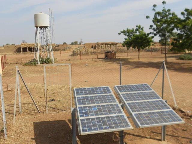 Station de pompage solaire et réservoir, après 10 ans d'exploitation (déc 2014) © pS-Eau