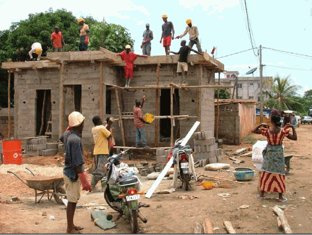 Chantier de construction du bloc sanitaire - Nukafu.