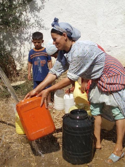 Remplissage des bidons d'eau