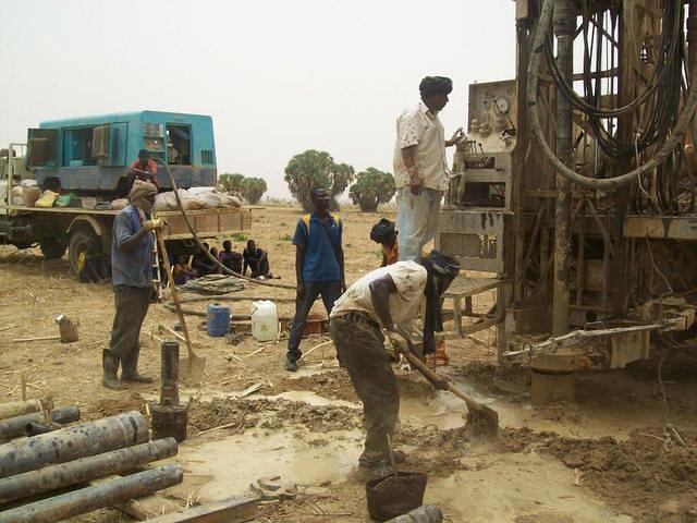 Atelier de forage pendant les travaux © GRDR