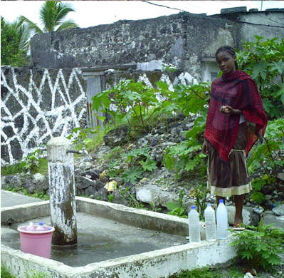 Borne fontaine publique