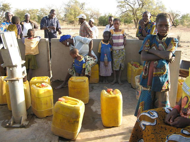 Les populations rurales utilisatrices du forage de Nagréongo - 2006 (©photo: G. Aubourg pS-Eau)